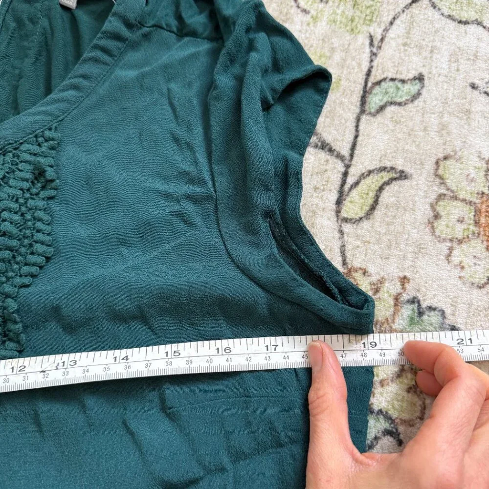 Daniel Rainn Emerald Green Top with Crochet Neckline Large - Picture 8 of 9